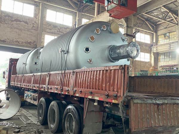 湖北某新材料有限公司 兩臺15立方外盤半管式反應(yīng)釜 順利啟程